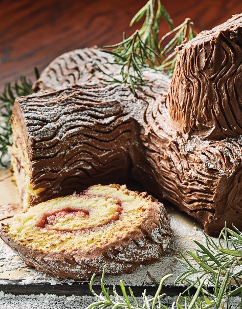 Simple Chocolate Frosting, Traditional Yule Log, Sponge Cake Roll, Yule Log Recipe, Roll And Cover, Cake With Chocolate Frosting, Yule Log Cake, Log Cake, Raspberry Almond