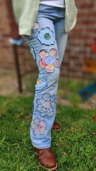 Generated Description with relevant hashtags. #Couture #Patchwork #Denim_Embroidery_Ideas #Jean_Patches_Ideas Happy To Me, Bohemian Jeans, Upcycling Clothing, Embroidery Jeans Diy, Applique Jeans, Denim Crafts Diy, Denim Embroidery, Blue Jeans Crafts, Repurposed Clothing