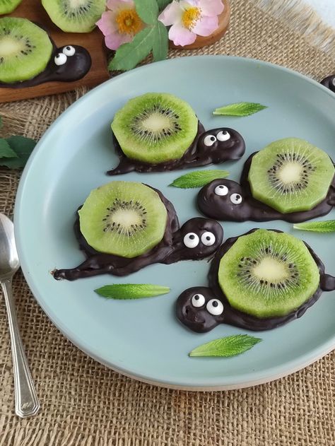 This fun and easy kiwi turtles recipe is perfect for a healthy snack or a playful dessert. This will surely love by kids and adults. Turtle Dessert Recipes, Kiwi Turtles, Fish Bowl Jello, Turtles Recipe, Turtle Dessert, Turtle Recipe, Jello Cups, Chocolate Dipped Fruit, Fruit Dip