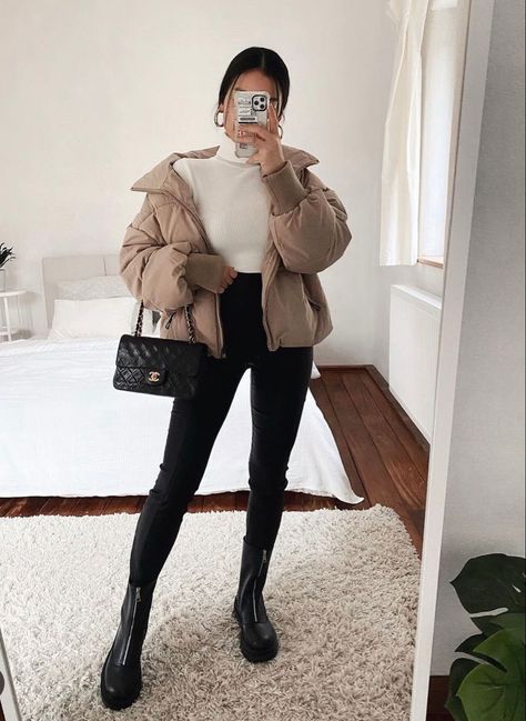 College Outfits Uk, Puffy Jacket Outfit, Puffer Outfit, Beige Puffer, Winter Jacket Outfits, Cold Outfit, Ny Outfits, Jacket Outfit Women, Japan Outfit