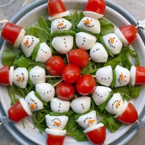 Snowman Appetizer Ideas, Cheese Snowman Appetizer, Santa Appetizers Holidays, Burrata Snowman Appetizer, Snowman Charcuterie Board Ideas, Snowman Appetizers, Snowman Food Ideas, Santa Appetizers, Christmas Platter Ideas