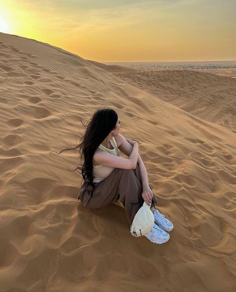 Desert Pose Ideas, Poses In Desert, Mountain Poses Photo Ideas, Dubai Photography Ideas, Dubai Picture Ideas, Desert Photoshoot Ideas, Dead Blonde, Dubai Photoshoot, Dubai Safari