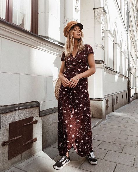 MAXI Maxi Dress With Vans, Dress With Vans, Bag Street Style, Lisa Olsson, Street Style Ideas, Ruffled Tops, Dresses With Vans, Street Style Bags, Mode Hippie