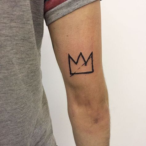 Basquiat Art Tattoo, Basquiat Tattoo, Clover Tattoo, Basquiat Art, Small Shoulder Tattoos, Tattoo Concepts, Clover Tattoos, Shoulder Tattoos, Mens Gear