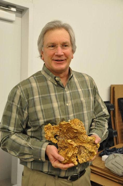 Ausrox nugget is the third largest nugget in the world. Here is the famous Ausrox Nugget, 51.3 pounds! Perot Museum, Natural Gold Nugget, Black Pinterest, Gold Prospecting, Bullion Coins, Rock Minerals, Gold Bullion, Gold Mining, Gold Nugget