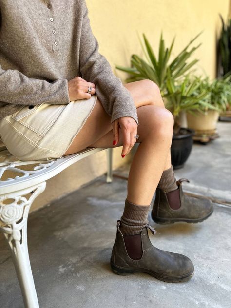 Blundstone Thermal Boots Outfit, Blundstone Fashion Woman, Blundstone 500 Women Outfit, Blundstone Womens Outfit, Blundstones And Skirts Outfit, Women’s Blundstone Boots, Birkenstock Boots Women, Birkenstock Boots Women Outfit, Spring Blundstone Outfit