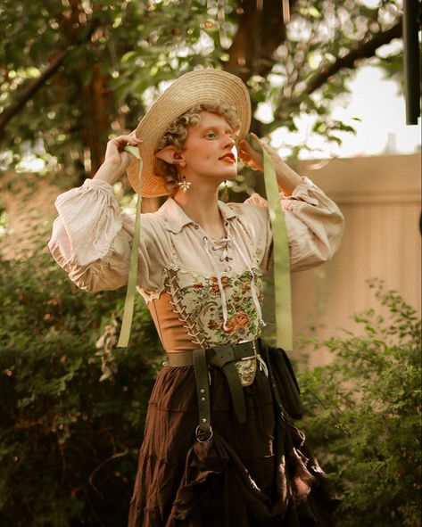 Renaissance faire hobbitcore / halfling dnd oc aesthetic outfit Fantasy Gardener Outfit, Renfaire Outfit Fae, Gender Neutral Ren Faire Outfit, Ren Faire Royalty, Renfaire Cottagecore Outfit, Healer Aesthetic Outfit, Dnd Halfling Aesthetic, Bard Outfit Ideas, Medieval Outfit Aesthetic