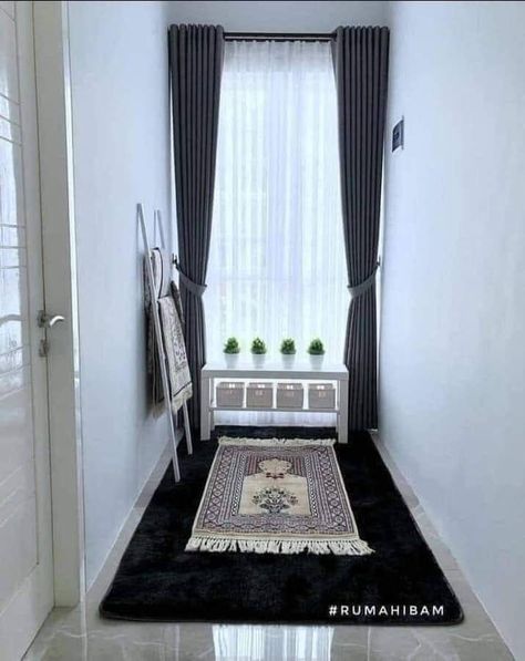 Sacred Space Ideas, Sacred Space At Home, Elegant Dorm Room, Muslim Prayer Room Ideas, Islamic Interior Design, Prayer Room Ideas, Estilo Hijab, Prayer Corner, Islamic Decor