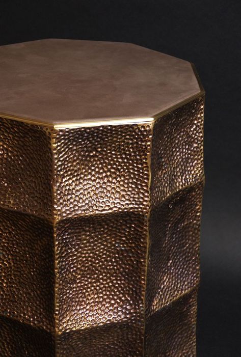 Le mobilier d'art de Laura Demichelis apporte singularité et préciosité a votre projet d'aménagement intérieur. Cette table basse ou tabouret d'appoint est entierement fabriquée à la main en bronze patiné. Options de finition et tarifs sur demande. Bronze Art, Table Stool, Art Furniture, Toulouse, D Art, Ottoman, Hand Crafted, Side Table, Furniture