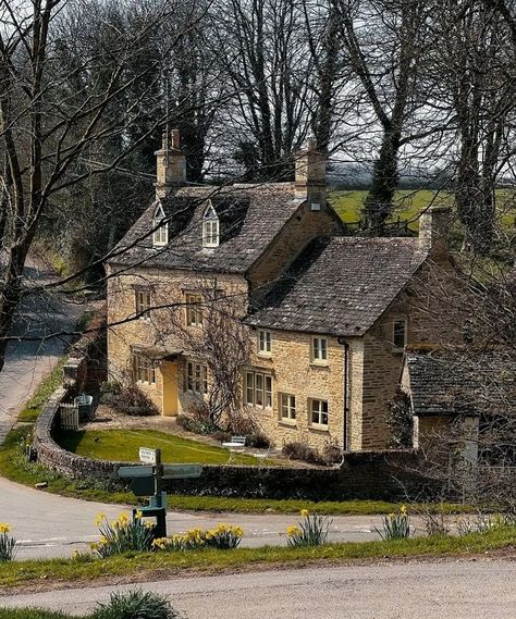 Historical English Cottage, German Countryside Houses, Large Stone Cottage, Old English Buildings, English Country Cottage Exterior, British Country House, Stone Cottage Homes, Old English House, Large Cottage