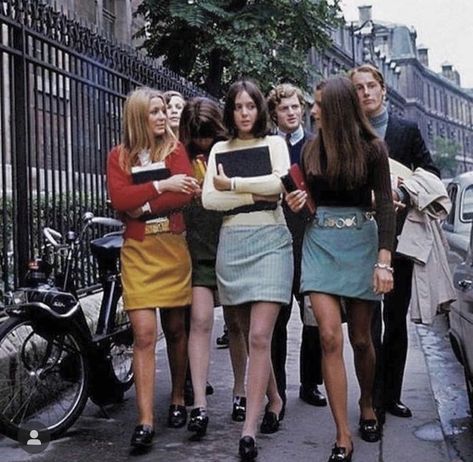 London 60s, 60s Fashion Vintage, 1960s Skirt, Fashion In Paris, 60’s Fashion, Vsco Outfits, Mini Skirt Fashion, Swinging London, 60s 70s Fashion