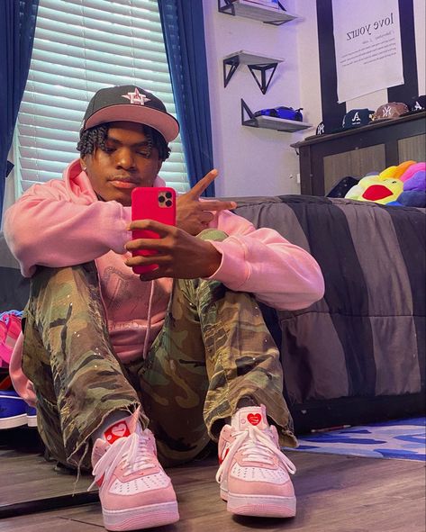 Pink Friday Outfits Men, Pink Fits Men Street Wear, Mens Pink Outfit Streetwear, Pink Outfits For Guys, Pink Streetwear Outfit Men, Pink Guy Outfit, Pink Boy Outfit, Pink Hoodie Outfit Men, Pink Jordans Outfit