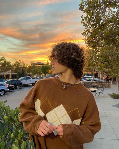 @pjcooltomasi • Instagram photos and videos Granola Boy Aesthetic Outfits, Soft Boy Outfits Pastel, Guy Outfits Aesthetic, Soft Boy Outfits, Soft Boy Aesthetic, Outfits Pastel, Men Haircut Curly Hair, Soft Boy, Boys With Curly Hair