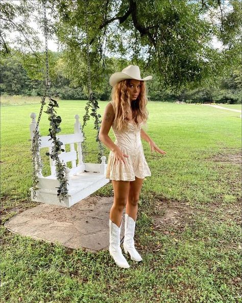 Tanner Adell Outfits, Tanner Adell, Girly Country Outfits, Country Glam, Fairy Cowgirl Aesthetic, 70s Country Babe Aesthetic, Coquette Western Outfits, Cma Fest Outfit, Cowgirl Boots Phot