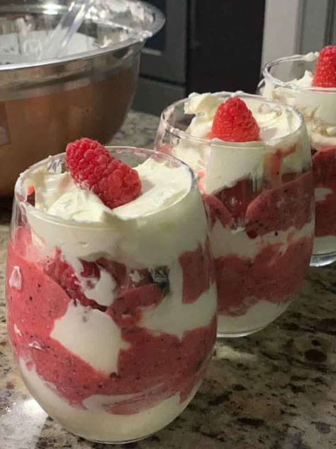 This version of Keto Berry Cheesecake. This is a non-baked dessert. Even non-Keto people will enjoy this cheesecake Keto Valentines Day Dessert, Recipe With Raspberries, Keto Cheesecake Cups, Keto Berry Cheesecake, Keri Recipes, Keto Beginner, Keto Favorites, Raspberry No Bake Cheesecake, Healthier Sweets