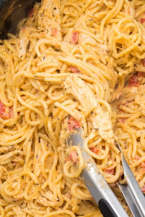 Crockpot Chicken Spaghetti: Easy & Cheesy Spaghetti Recipe 1 Southern Chicken Spaghetti Recipe, Chicken Spaghetti Easy, Spaghetti Crockpot, Chicken Spaghetti Recipe Crockpot, Healthy Chicken Spaghetti, Spaghetti Easy, Crockpot Chicken Spaghetti, Luke Brown, Cheesy Spaghetti