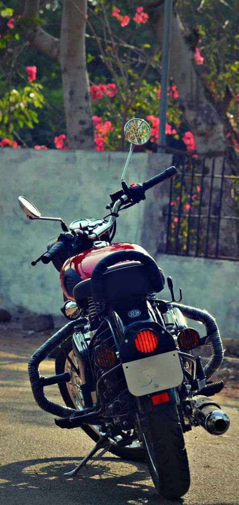 Bullet Classic 350 Royal Enfield, Red Colour Wallpaper, Classic 350 Royal Enfield, Royal Enfield Classic 350, Royal Enfield Wallpapers, Colour Wallpaper, Popular Wallpapers, Cute Movie Scenes, Enfield Classic