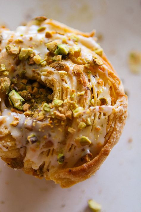 Orange Pistachio Cruffins - Mozie Christmas Croissant Ideas, Cruffin Flavors, Christmas Breakfast Pastries, Cruffins Recipe Easy, Cornetto Recipe, Cruffins Recipe, Croissant Danish, Pistachio Pastry, Pistachio Filling