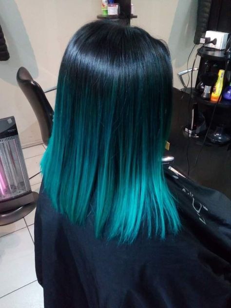 Korean Hairstyle Ideas, Blue Hair Streaks, Coolest Hairstyles, Bang Styles, Bob Pendek, Underneath Hair Color Ideas, Exotic Hair Color, Underneath Hair Color, Cute Background