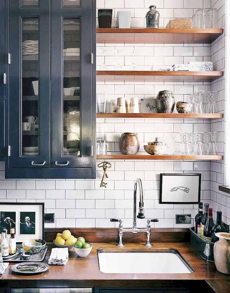 Eclectic Kitchens That Are Too Good To Be True Dapur Rustic, Eclectic Kitchen Design, Trendy Kitchen Backsplash, Kitchen Ikea, Small Apartment Kitchen, Kabinet Dapur, Eclectic Kitchen, Casa Vintage, Classic Kitchen