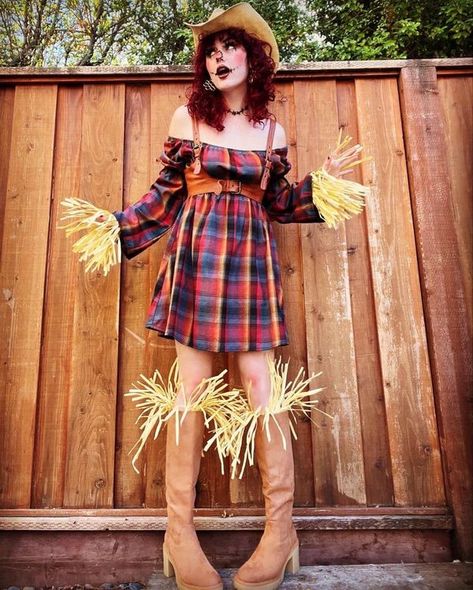 Glitter and Mason Jars Scarecrow Costume Women Wizard Of Oz, Autumn Halloween Costume, Family Scarecrow Costumes, Home Made Costume Ideas, Female Scarecrow Costume, Scarecrow Costume Women Diy, Couples Scarecrow Costume, Scarecrow Woman, Scare Crow Costume Women