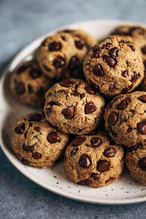 Healthy Cookie Recipes Chocolate Chip, Healthy Chocolate Chip Cookie, Chocolate Chip Cookies Soft, Paleo Cookie, Almond Flour Recipes Cookies, Snack Cookies, Dessert Healthy, Healthy Chocolate Chip Cookies, Keto Chocolate Chip Cookies