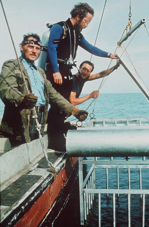 jaws movie stills jaws-universal-pictures-production-photos-1975-robert-shaw!!! Jaws 1975, Iconic Movie Quotes, Roy Scheider, Robert Shaw, Gena Rowlands, Richard Dreyfuss, Jaws Movie, Michelangelo Antonioni, Film Trailer