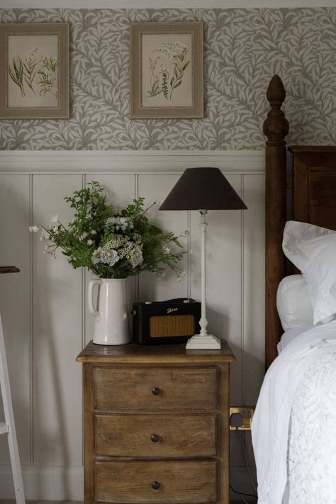 Piano Room Interior Design, Dressing Nook In Bedroom, Cottage Interiors Bedroom, English Country Bedroom, Cottage Style Bedroom, Country Cottage Bedroom, English Cottage Interiors, Country Cottage Interiors, Cottage Wallpaper