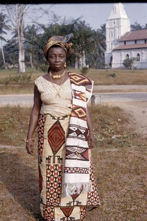 Vintage African Fashion, Congo Traditional Clothes, Congolese Traditional Clothing, Igbo History, Kenyan Clothing, Congolese Fashion, Congolese Culture, Nigeria Clothes, Africa Infographic