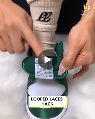 No Show Laces How To Tie, How To Lace Nikes, How To Lace Sneakers, Shoe Laces Patterns, How To Lace Shoes Without Tying, How To Lace Shoes, No Tie Shoe Laces Diy, Shoe Lace Hacks, How To Tie Laces