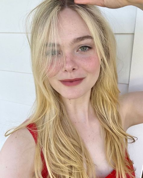 Erin Ayanian Monroe on Instagram: “Yesterday with Elle in that red dress…L’oreal Nu Extreme lipstick. #ellefanning #reddress #freckles #thegirlfromplainville #lorealista” Elle Fanning Makeup, Elle Fanning Aesthetic, Elle Fanning Hair, Ellie Fanning, Fanning Sisters, Dakota And Elle Fanning, Lost Soul, Elle Fanning, Pretty Face