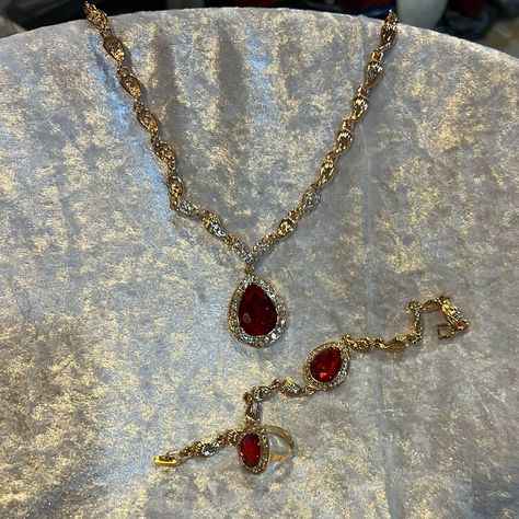 Earring/Necklace/Ringset Old Fashioned Necklaces, Dark Red Necklace, Red Necklace Aesthetic, Red Gem Necklace, Forever Aesthetic, Red Necklaces, Fantasy Ball, Gold Ruby Necklace, Ethereal Jewelry