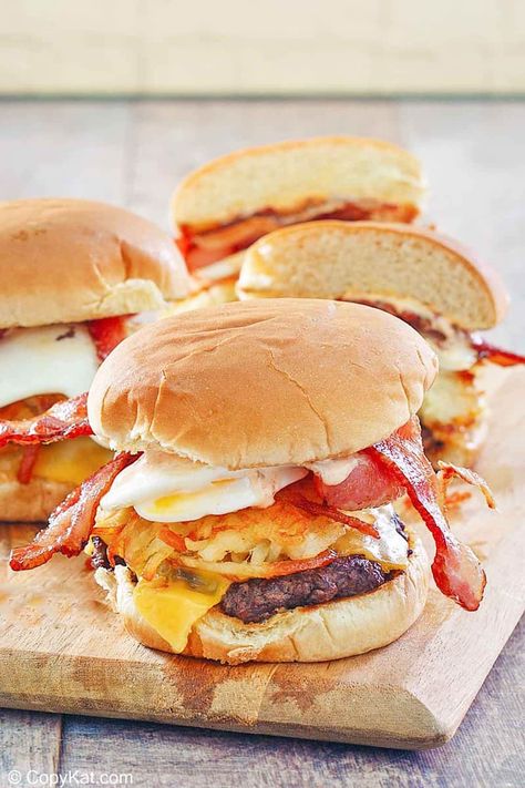 Breakfast Sandwich Recipes, Breakfast Specials, Breakfast Burger, Ultimate Breakfast, Bacon Egg And Cheese, Copykat Recipes, Copycat Restaurant Recipes, Copycat Recipe, Bacon Cheese