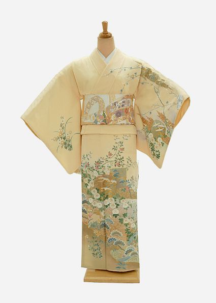 Yellow hômongi - full view Kimono Outfit Japanese, Japanese Style Dress, Yukata Women, Kimono Styles, Yellow Kimono, Kimono Traditional, Japanese Traditional Clothing, Cute Kimonos, Modern Kimono