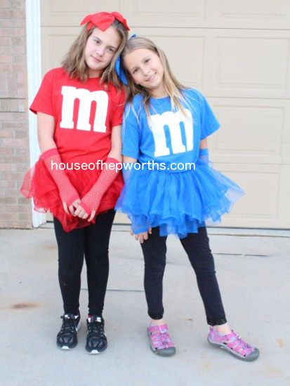 Easy DIY matching M&M costumes                                                                                                                                                                                 More M&m Halloween Costume, Disfraz Peter Pan, M Costumes, M&m Costume, Sister Halloween Costumes, Diy Halloween Dekoration, Candy Costumes, Bff Halloween Costumes, Hallowen Ideas