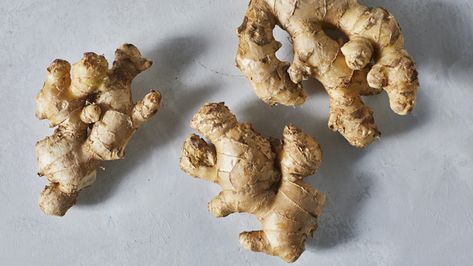 How To Peel Ginger, Salmon And Broccoli, Ginger Beef, Health Benefits Of Ginger, Ginger Benefits, How To Peel Tomatoes, Herb Gardening, Spice Cabinet, Chickpea Curry