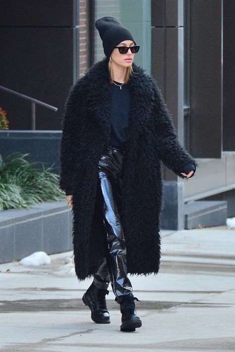 The 10 Best Winter Coats and Jackets Celebrities Are Wearing | Who What Wear Celebrity Winter Coat, Hailey Style, Simple Winter Outfits, Mode Mantel, Hailey Baldwin Style, Fall Fashion Coats, Best Winter Coats, Pant Trends, Total Black