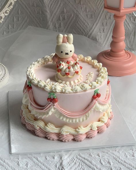 Miffy Birthday Cake, Desserts Picnic, Cake With Bunny, Bunny Cake Ideas, Miffy Birthday, 22 Birthday Cake, Miffy Cake, Lunchbox Cake, Kitty Birthday Cake