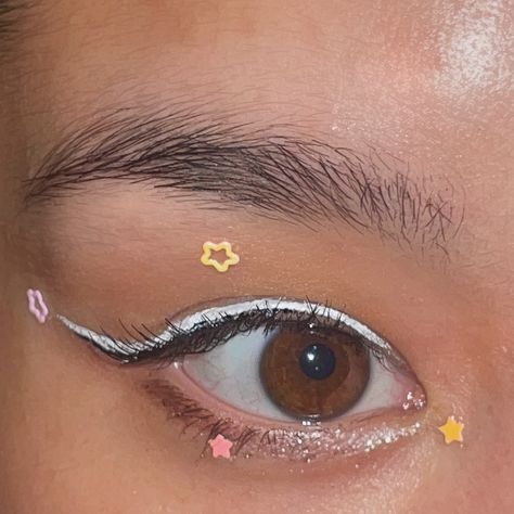 White Eyeliner Star Makeup, White Eyeliner Makeup Simple, Simple White Eyeliner, White Eyeliner Looks, Eyeliner Inspo, White Eyeliner Makeup, Makeup Simple, White Eyeliner, Star Makeup