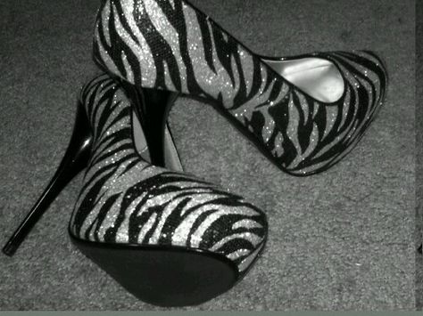 pumps Zebra Heels, Zebra Shoes, 00s Mode, Mcbling Fashion, Animal Print Fashion, Hot Shoes, Fashion High Heels, Crazy Shoes, Pretty Shoes