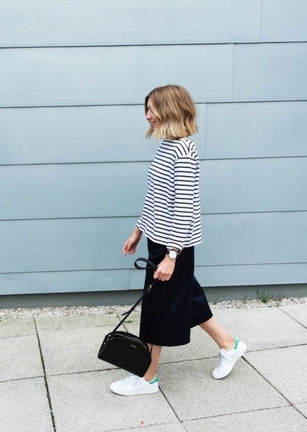 chic ways to wear your stan smiths like a street style star How To Wear Culottes, Culottes Outfit, Minimalist Wardrobe Capsule, Culotte Style, Style Casual Chic, Sneakers Fashion Outfits, Minimal Chic, Minimalist Wardrobe, Fashion Weeks