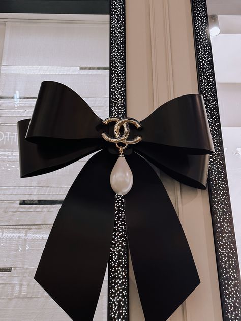 Chanel Bow Hair, Chanel Hair Bow, Black Bows Aesthetic, Chanel Dress Aesthetic, Chanel Wallpaper Aesthetic, Bow Tie Aesthetic, Black Bow Aesthetic, Chanel Bows, Coco Chanel Aesthetic