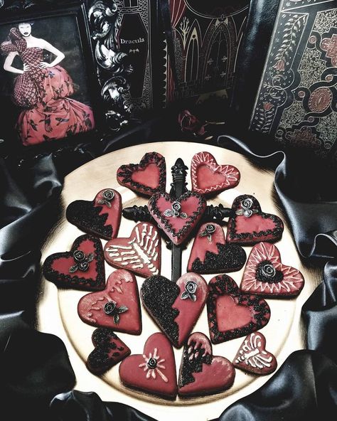 Goth Picnic Food, Gothic Food Ideas, Goth Cookies, Goth Picnic, Gothic Picnic, Gothic Food, Devils Den, Comfort Things, Vampire Wedding