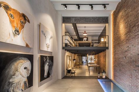 This art gallery, opened in September 2016, is located in the very heart of the Eixample of Barcelona, within the so-called "Bcn Design District". The project was based on the division of space into two floors. Industrial Decoration, Loft Style Homes, Coworking Space Design, Art Galleries Design, Trendy Interiors, Art Gallery Interior, Brick Loft, Room Studio, Modern Rustic Homes