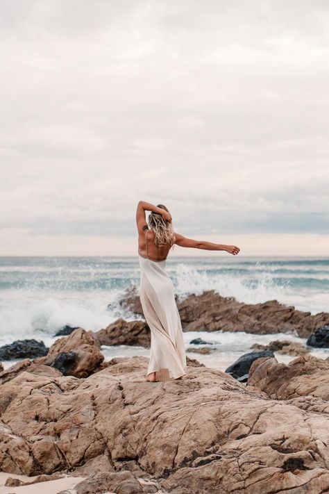 Personal Branding Photoshoot Beach, Embodiment Photography, Embodiment Photoshoot, Moodboard Website, Yoga Photography Photo Shoots, Feminine Photoshoot, Beach Shooting, Beach Dance, Dance Skills