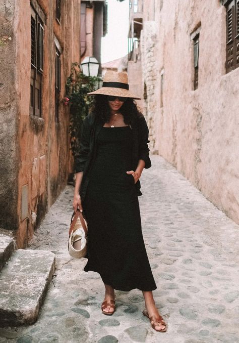 Black Straw Hat Outfit Summer, Black Linen Dress Outfit Summer, Black Linen Dress Outfit, Linen Shirt Dress Outfit, Black Linen Outfit, Linen Dresses Summer Chic, Long Summer Dress Outfits, Linen Dress Outfit, Straw Hats Outfit