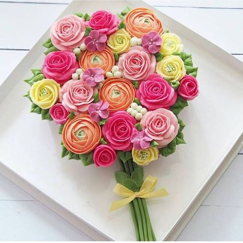 Great Idea! Cupcakes decorated to look like a bouquet of flowers! Flower Theme Cupcakes, Flower Birthday Cupcakes, Floral Cupcake Ideas, Cupcake Flower Bouquets, Patisserie Fine, Pull Apart Cupcake Cake, Pull Apart Cake, Mothers Day Cupcakes, Pastel Cupcakes