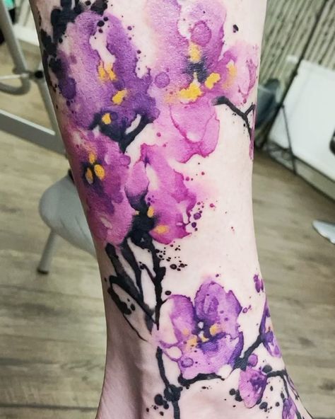 Back Tattoo Women Colorful, Watercolor Floral Tattoo, Tattoo Designs Black And White, Tattoo Designs Watercolor, Tattoo Designs Mandala, Tattoo Designs Geometric, Wanderlust Tattoos, Tattoos Cartoon, Floral Watercolor Tattoo