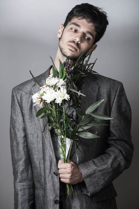 Inspired by Tim Burton's movie. A dead looking man wearing a suit holding a flower bouquet. Studio photoshoot, grey background. Man Holding Flowers Pose Reference, Holding Flowers Behind Back, Holding Bouquet Of Flowers Pose, Person Holding Bouquet, Guys With Flowers, Guy Holding Flowers, Man Holding Bouquet, Person Holding Flowers, Art Toturial