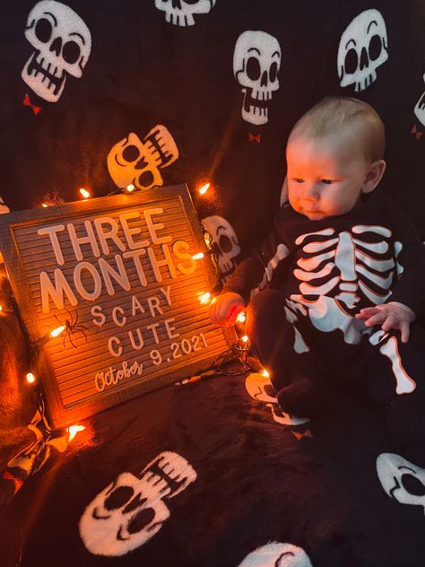 3 Month Halloween Photoshoot, 1 Month Halloween Photoshoot, 4 Month Halloween Pictures, 4 Month Old Halloween Pictures, 3 Month Halloween Pictures, Diy Newborn Halloween Photos, One Month Old Halloween Pictures, Baby Boy Halloween Photo Shoot Ideas, Halloween Monthly Milestone